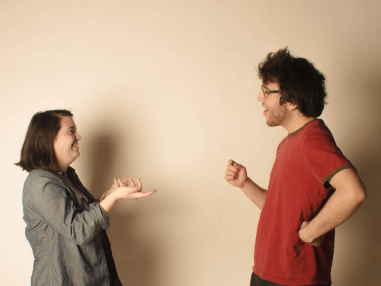 deux personnes en conversation attentive