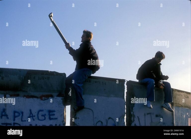 deux personnes franchissant un mur ensemble