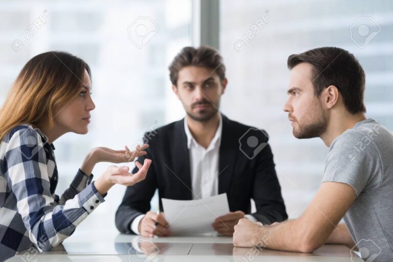 Doit-on vraiment informer son employeur de son divorce 59 deux personnes se separant dans un bureau