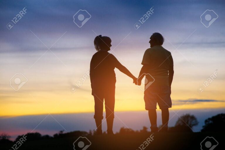 deux personnes se tenant par la main