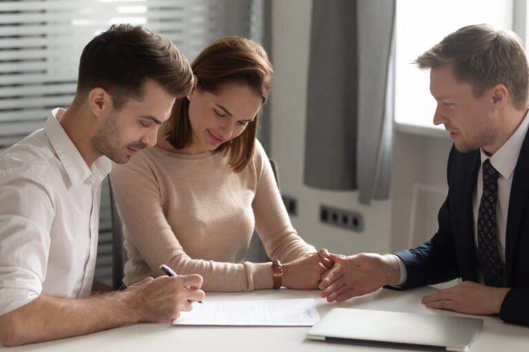 deux personnes signant un document ensemble