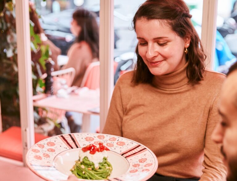 Pourquoi les avis sur le restaurant Une Semaine sur Deux sont-ils si variés 1 diners heureux et mecontents au restaurant