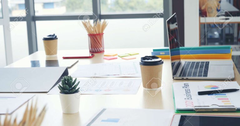documents dentreprise sur une table de reunion
