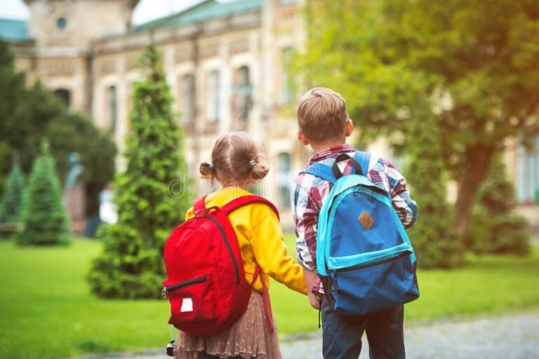 Quel jour a lieu la rentrée des classes cette année 2 eleves avec des sacs a dos a lecole