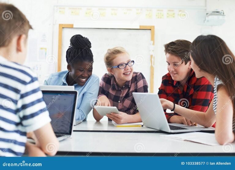 Qu'est-ce qu'une IP à l'école et pourquoi est-elle importante 2 eleves collaborant autour dun ordinateur