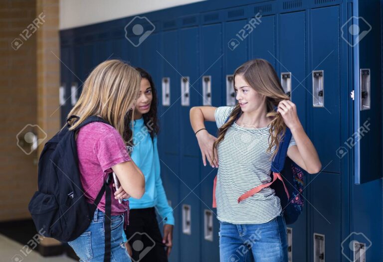 eleves discutant dans un couloir decole