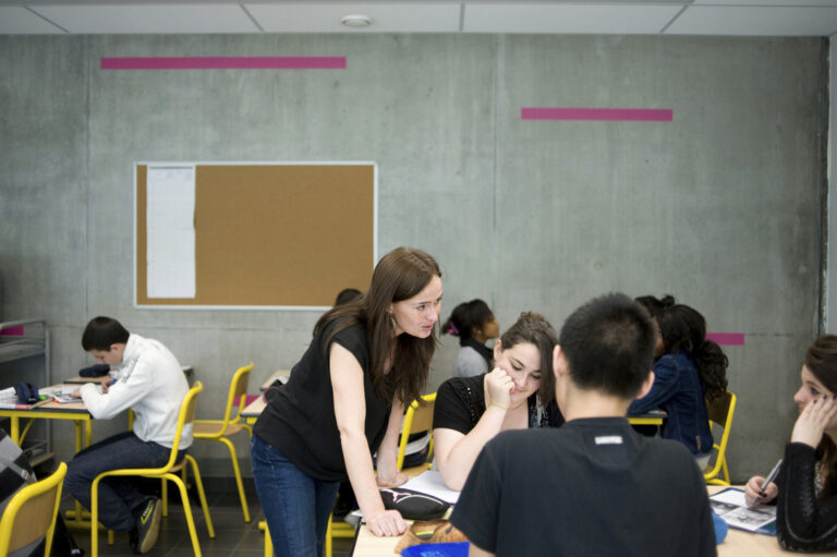 Pourquoi choisir le lycée d'enseignement technologique privé Fondation Depoorter 1 eleves en classe avec projets innovants