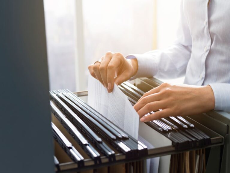 employe avec des documents administratifs