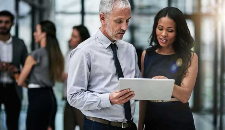 employe discutant avec un responsable rh