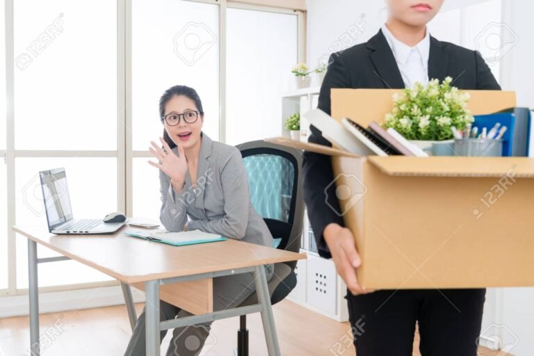 employe quittant son bureau avec tristesse