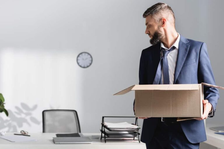 employe recevant une lettre de depart