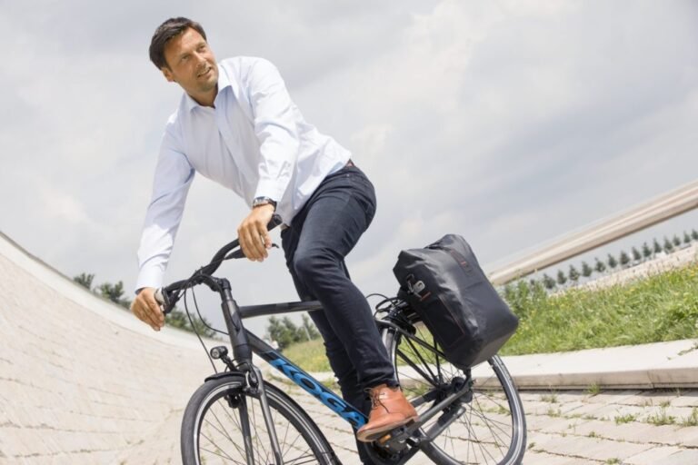 employe utilisant un velo pour aller travailler