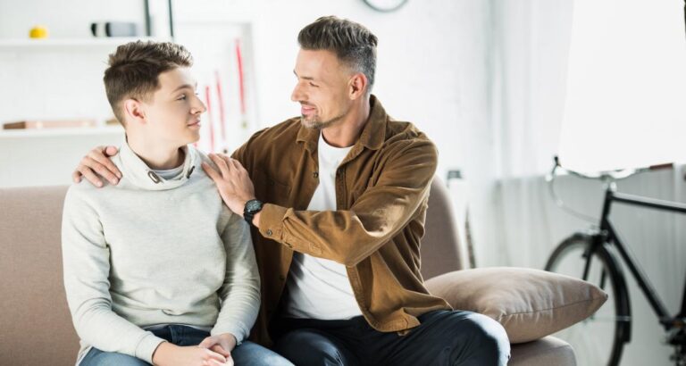 Quel est l'âge légal pour refuser de rendre visite à son père 1 enfant hesitant devant une porte