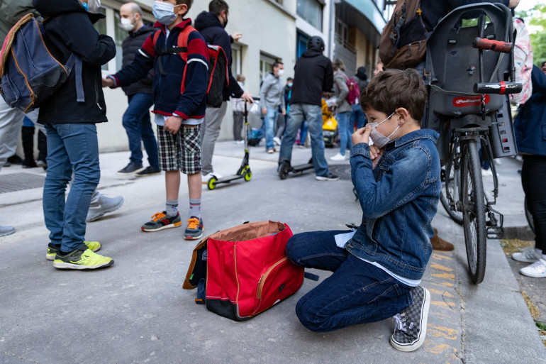 Quand est-ce que la rentrée scolaire a lieu en France cette année 1 enfants avec cartables devant une ecole