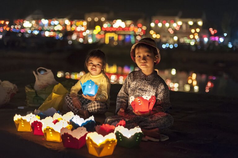 Que savoir sur la fête de Saint Martin en Allemagne 2 enfants avec lanternes colorees a la nuit