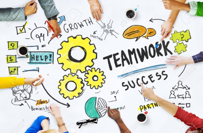 Comment le marketing RH peut-il renforcer votre marque employeur 32 equipe collaborative en reunion creative