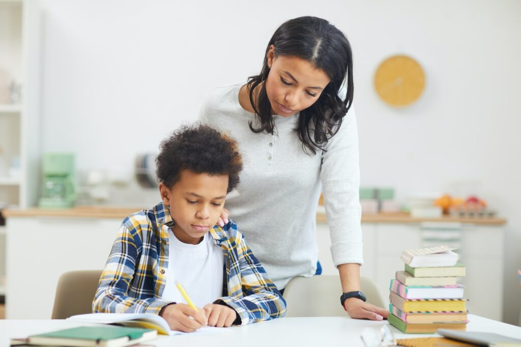 etudiant travaillant sur ses cours a la maison
