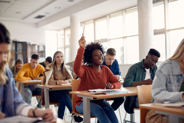 etudiants en classe avec plans immobiliers