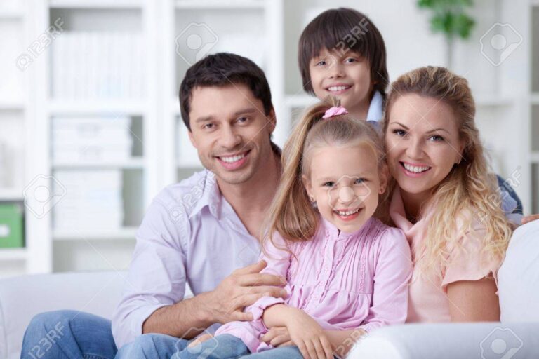 famille heureuse avec enfants a la maison