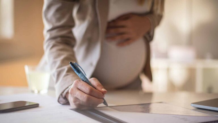 femme en conge maternite avec documents