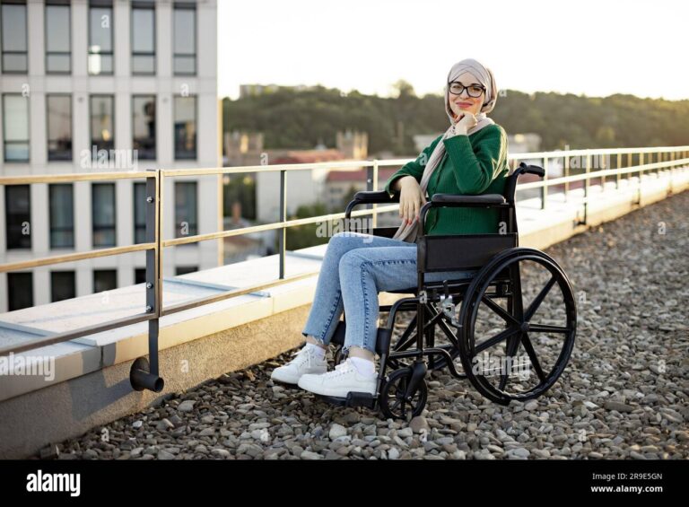 À Quel Âge Le Port Du Voile Devient-il Obligatoire En Islam 1 femme en hijab dans un paysage urbain
