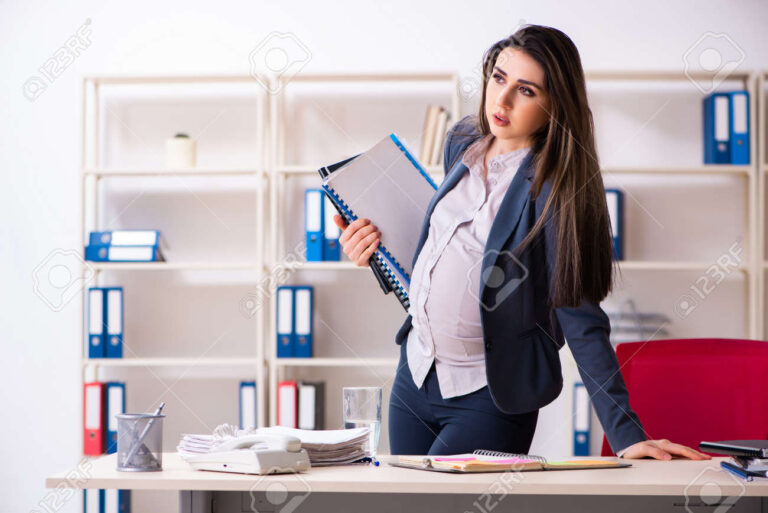 femme enceinte avec calculatrice et documents