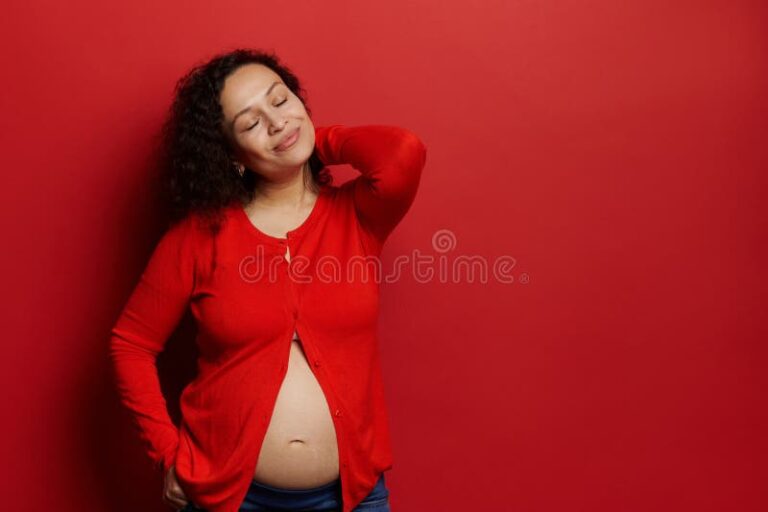 femme enceinte avec un sourire serein