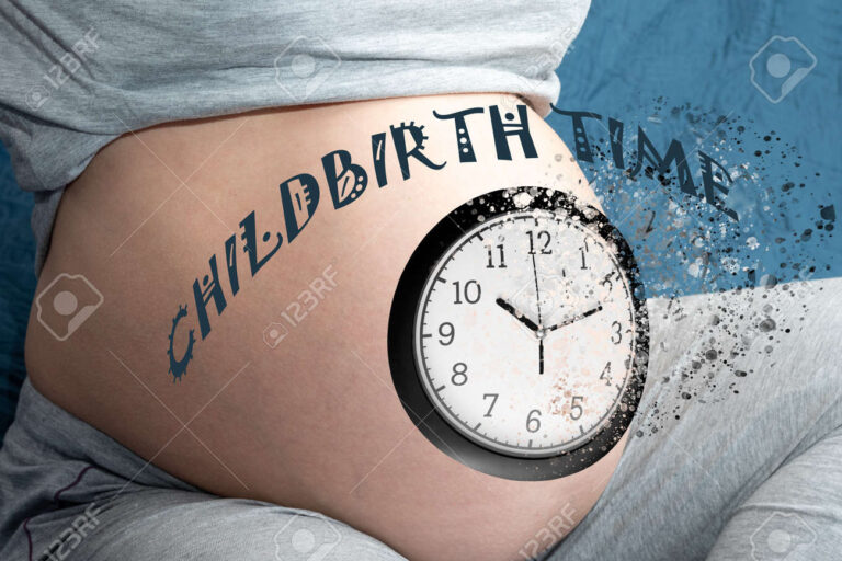 femme enceinte avec une horloge symbolique