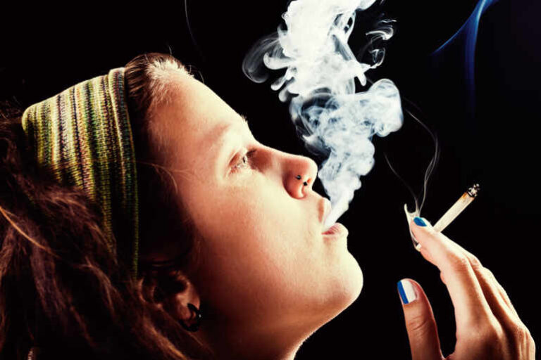 femme fumant un joint de cbd