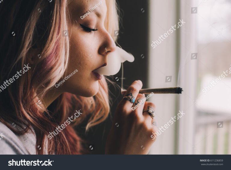 Fumer du CBD est-il légal en France et dans d'autres pays 2 femme fumant une cigarette de cbd