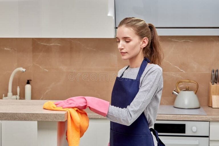 femme nettoyant une maison lumineuse
