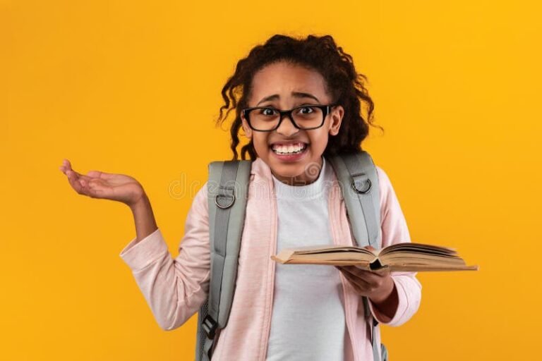 femme perplexe devant un livre ouvert