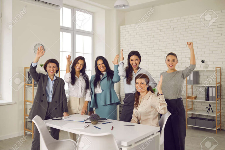 femme souriante accueillant de nouvelles idees