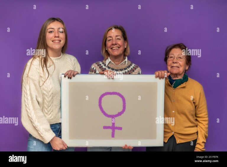femme tenant un symbole de droits reproductifs