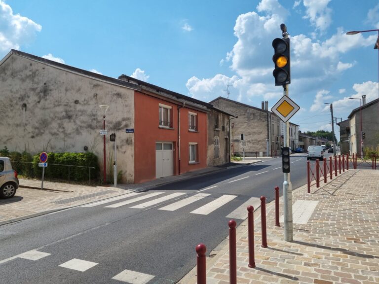 feu orange clignotant a un carrefour