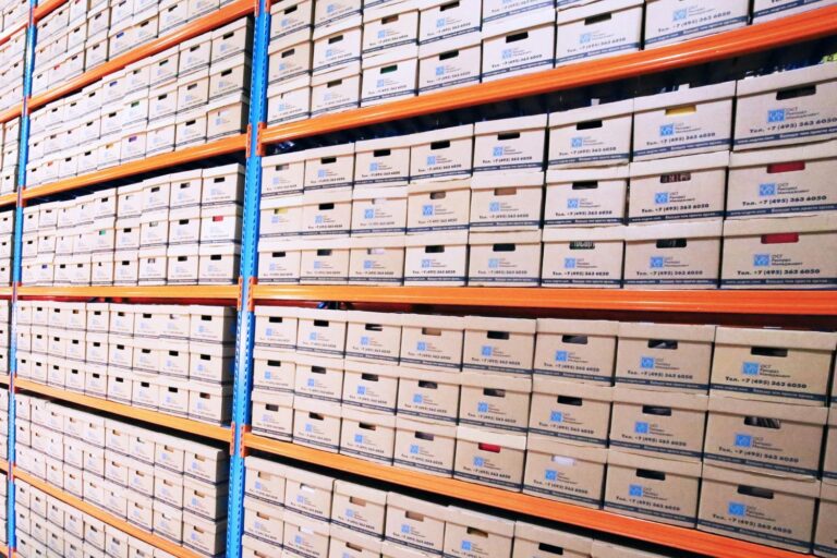 fiches de paie empilees sur un bureau