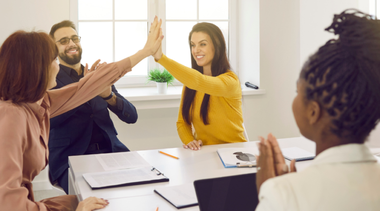 Quels sont les motifs légitimes pour refuser le renouvellement d'un CDD dans la fonction publique 1 fonctionnaire en discussion avec son superieur