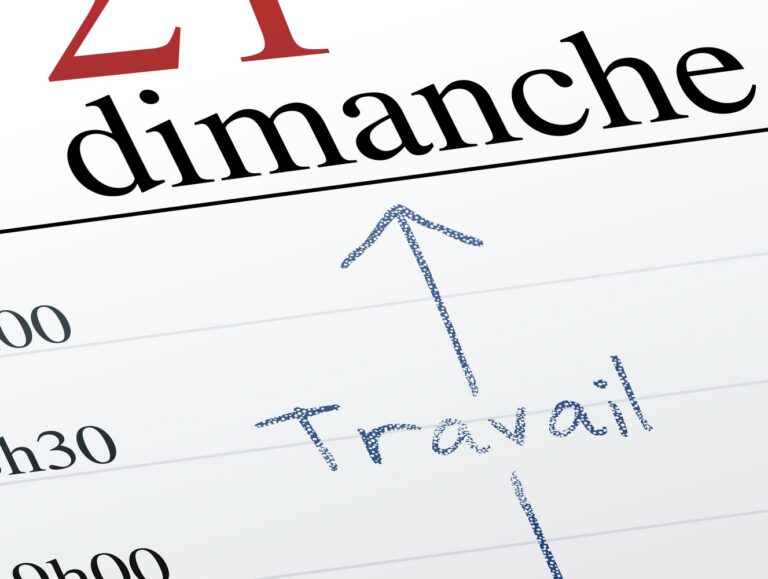 fonctionnaires travaillant le dimanche ensemble
