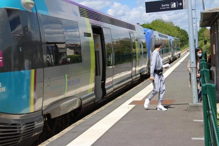 Quel est le meilleur moyen de prendre un train direct vers Les Sables d'Olonne 2 gare avec train en partance pour les sables