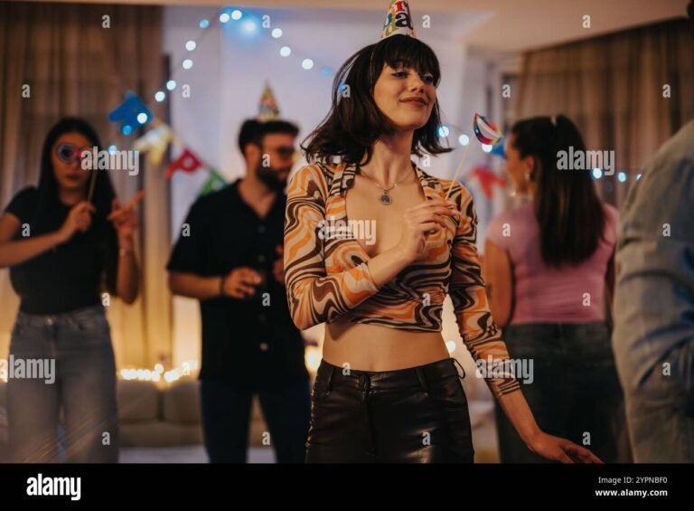 groupe damis celebrant ensemble joyeusement