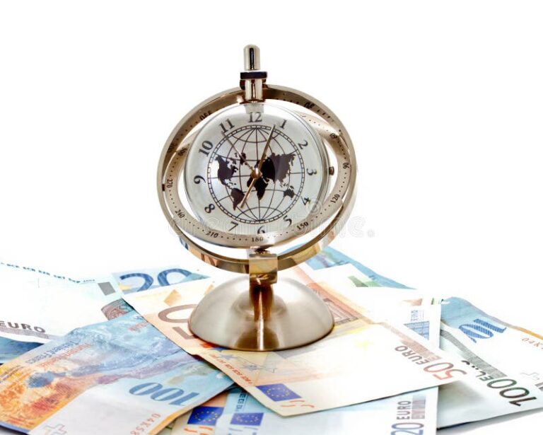horloge avec des billets de banque 1
