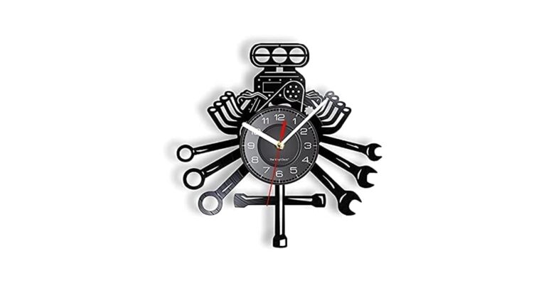 horloge avec des outils de travail
