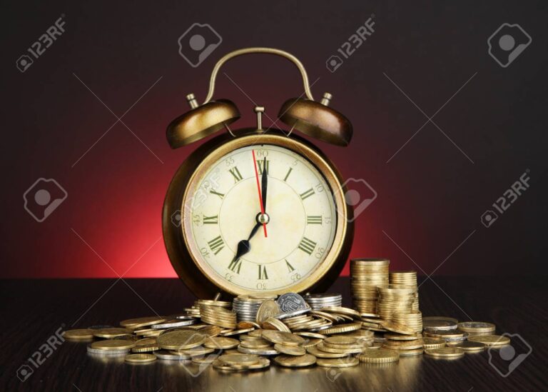 horloge avec des pieces de monnaie 1