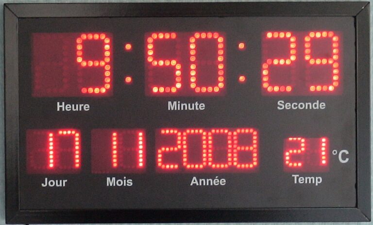 horloge et calendrier sur un bureau