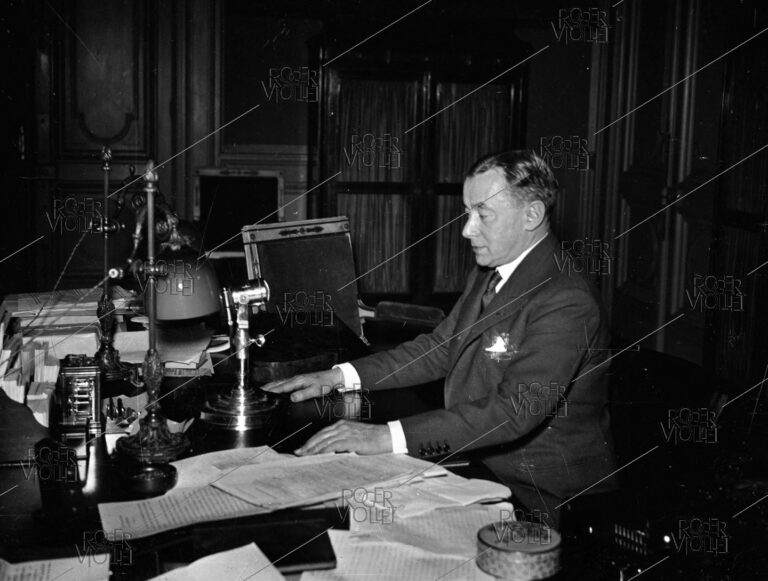 image dun homme politique francais historique