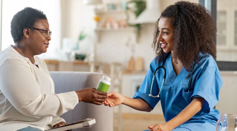 infirmiere et aide soignante en collaboration