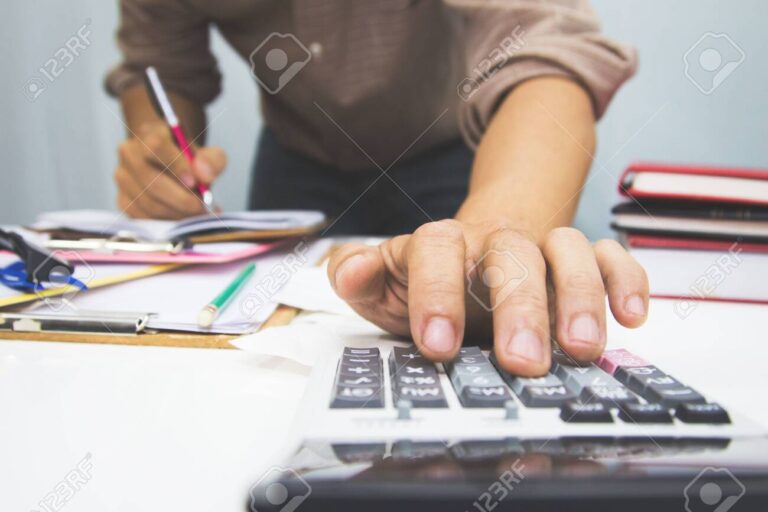 jeune adulte avec une calculatrice fiscale