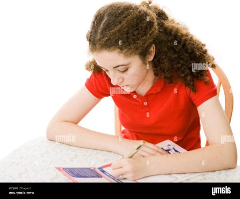 Comment s'inscrire à la mission locale pour bénéficier de ses services 2 jeune personne remplissant un formulaire dinscription