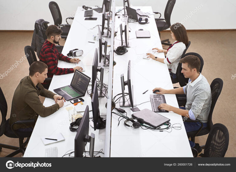 jeune professionnel dans un bureau moderne