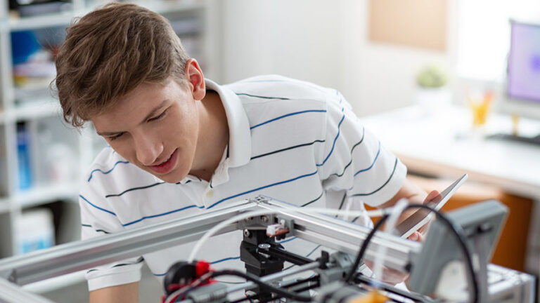 jeune stagiaire en entreprise en action